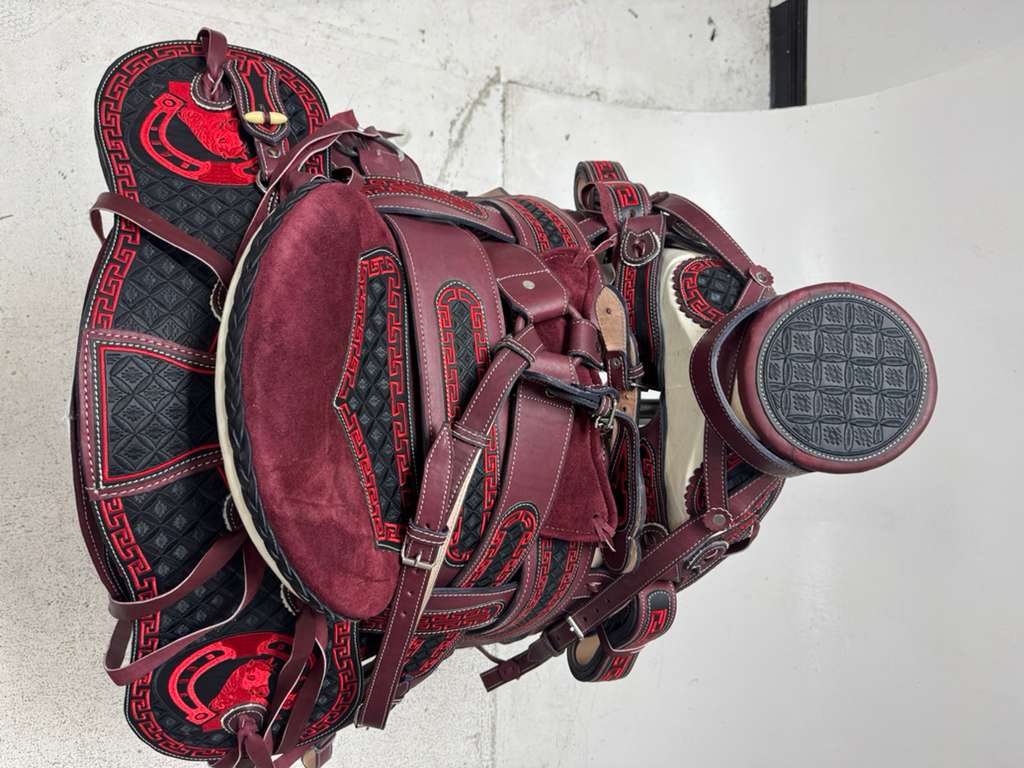 Charro Saddle 15.5” – Burgundy & Black Bordada “Hacienda” (Set Completo)