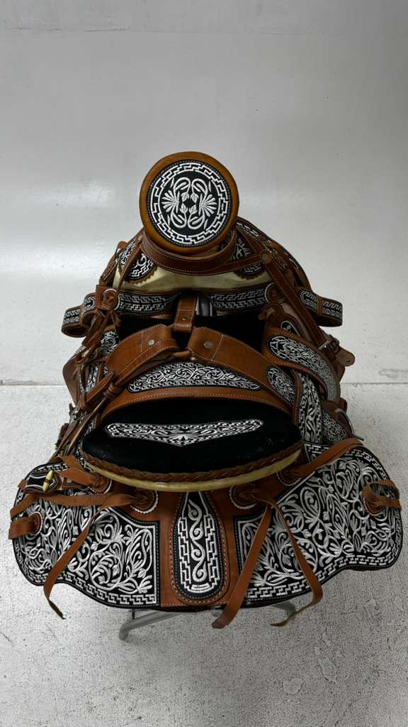 Charro Saddle – Chestnut & Black “La Tradicional Fina” (15.5”)