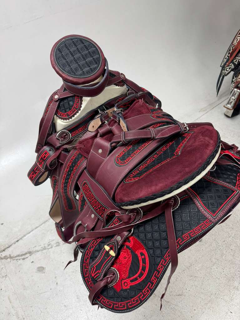 Charro Saddle 15.5” – Burgundy & Black Bordada “Hacienda” (Set Completo)