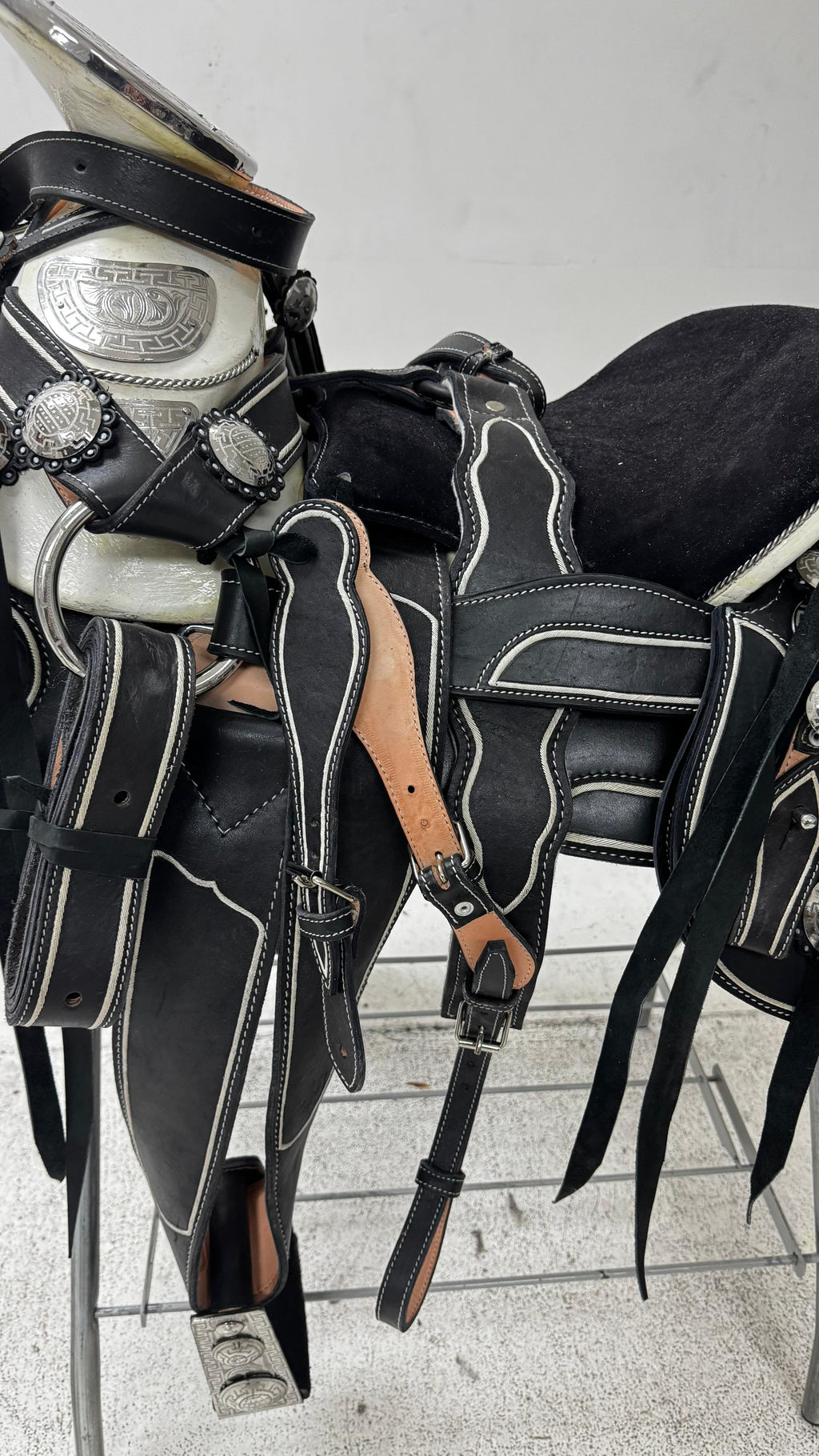 Charro Saddle – Black/Piteada/Leather/Silver Details (15.5”)