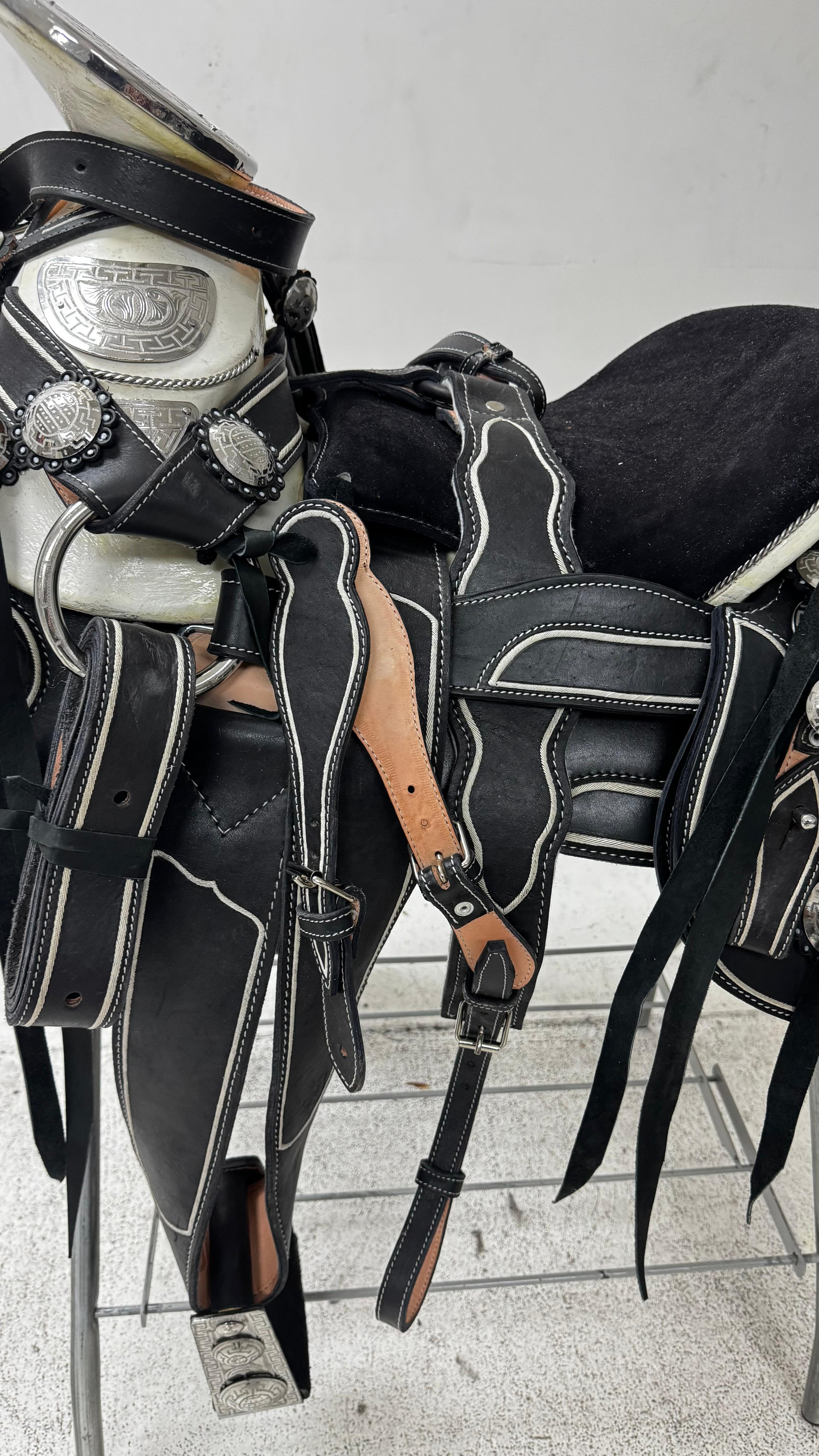 Charro Saddle – Black/Piteada/Leather/Silver Details (15.5”)