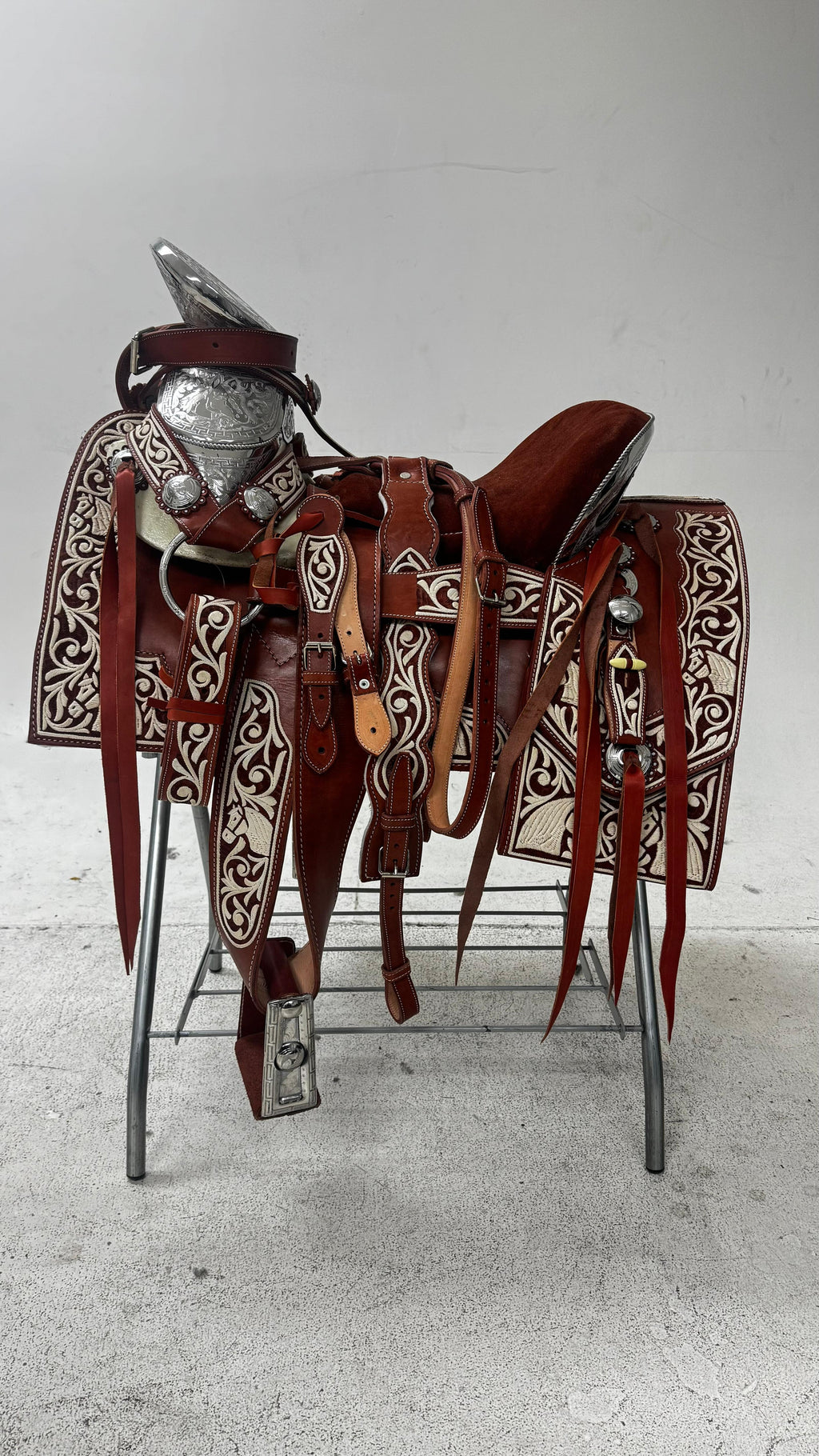 Charro Saddle – Red Piteada/Leather/White Stitching/Embroidery (15.5”)