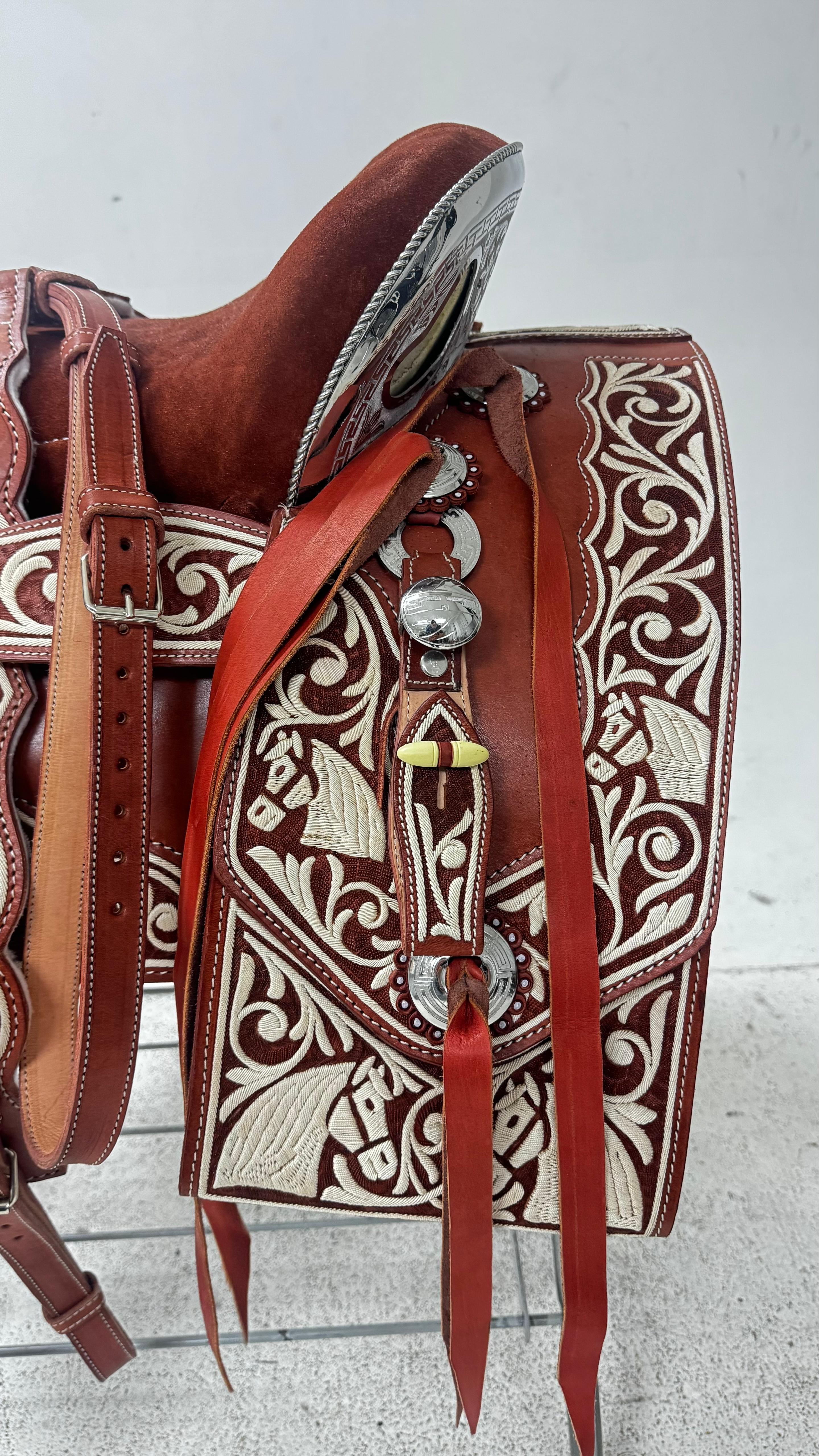 Charro Saddle – Red Piteada/Leather/White Stitching/Embroidery (15.5”)