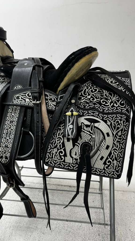 Charro Saddle – Black & White “La Obsidiana Fina” (15.5”)