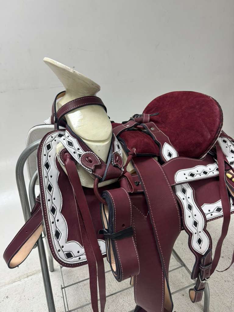 Charro Saddle 15.5” – White & Wine Red Bordada “La Reina” (Set Completo)