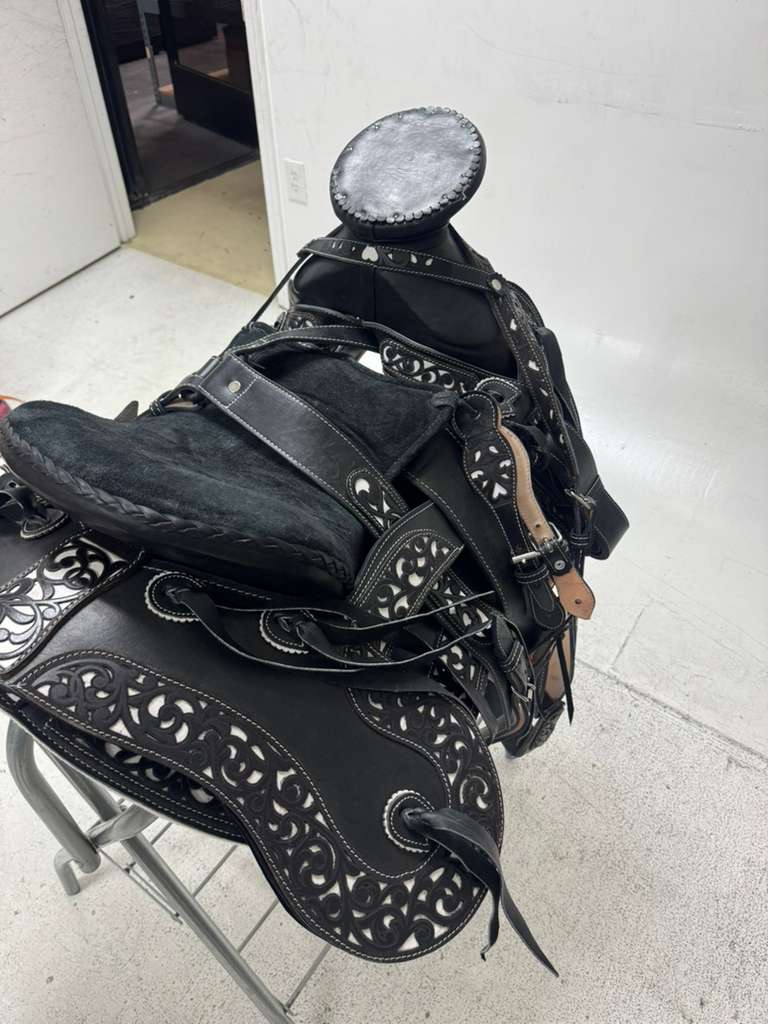 Charro Saddle 15.5” – Black Bordada “Noir” (Set Completo)