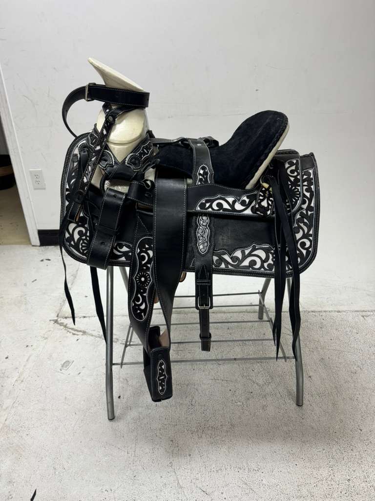 Charro Saddle 15.5” – Black Bordada “Noir II” (Set Completo)