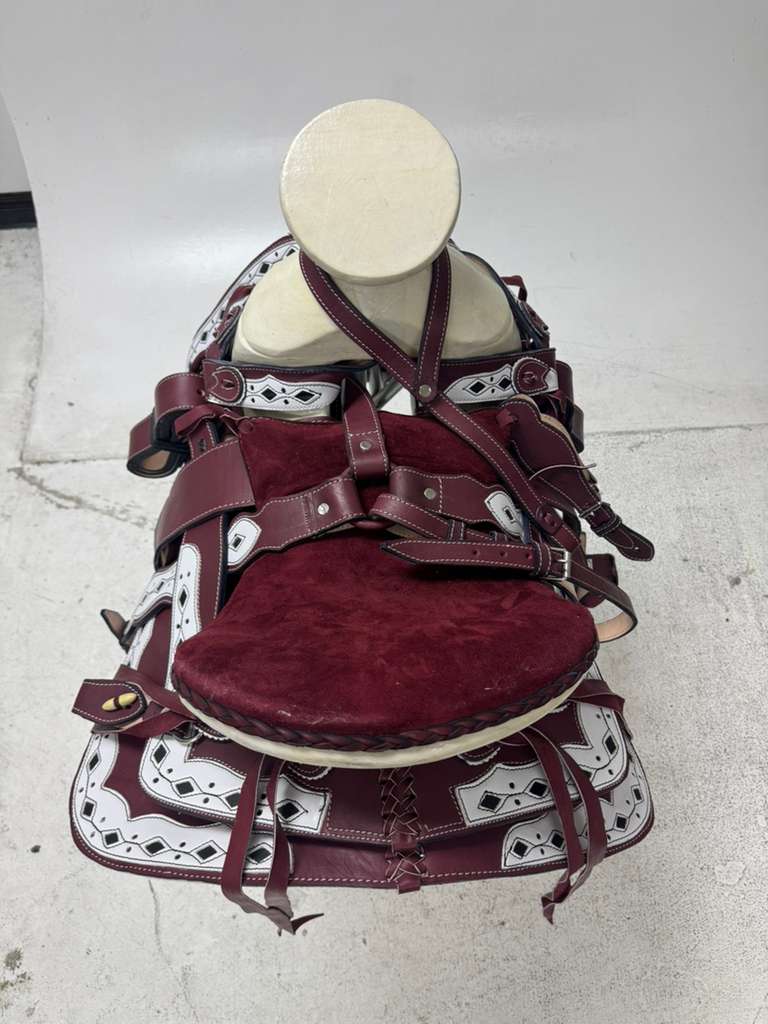 Charro Saddle 15.5” – White & Wine Red Bordada “La Reina” (Set Completo)