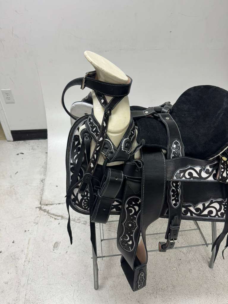 Charro Saddle 15.5” – Black Bordada “Noir II” (Set Completo)