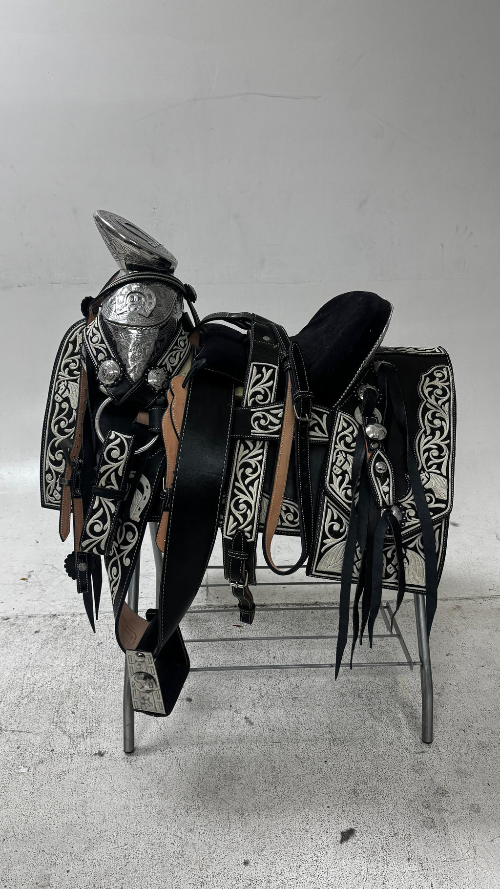 Charro Saddle – Black Piteada/Leather/White Embroidery/Silver (15.5”)