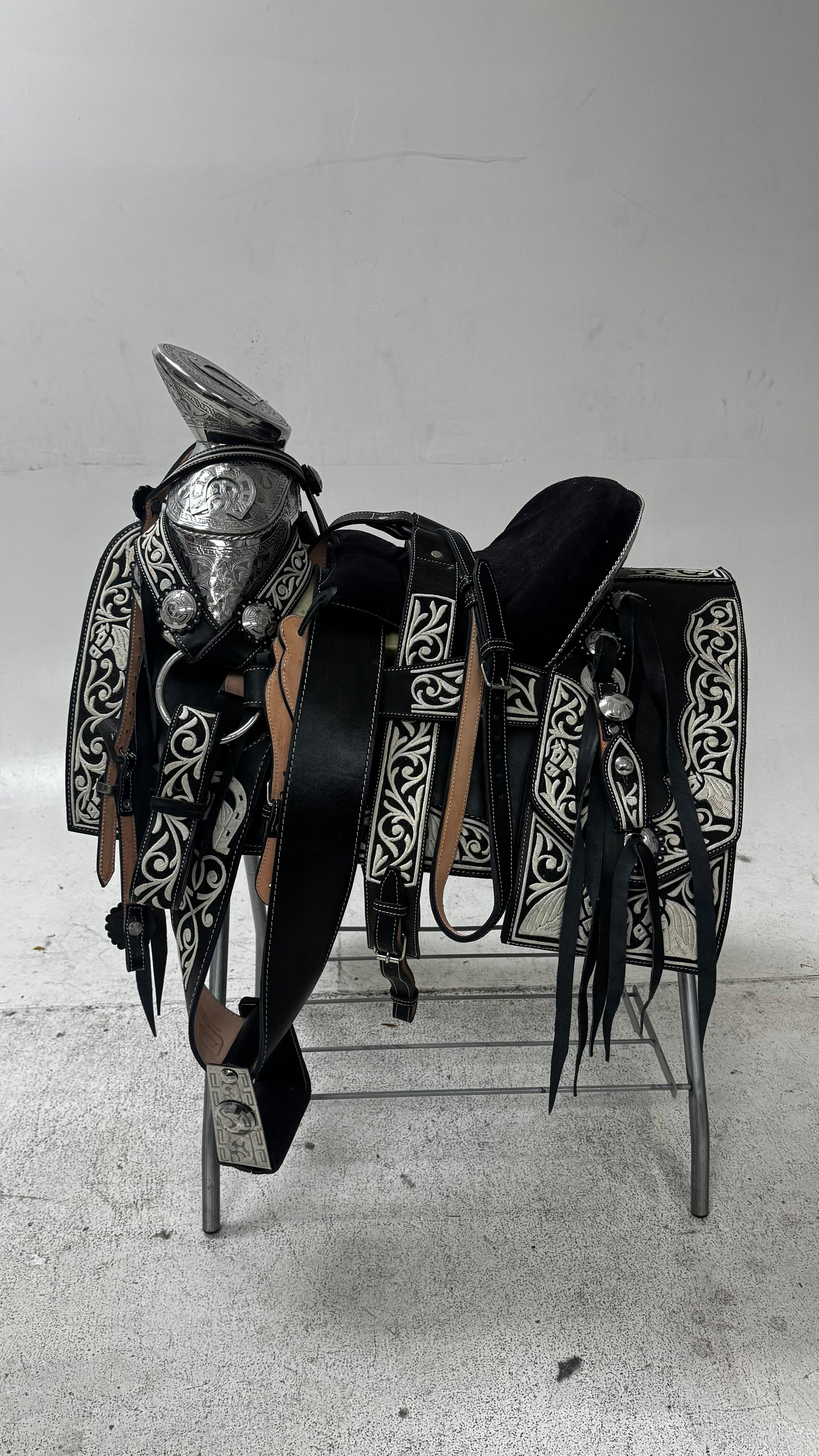Charro Saddle – Black Piteada/Leather/White Embroidery/Silver (15.5”)