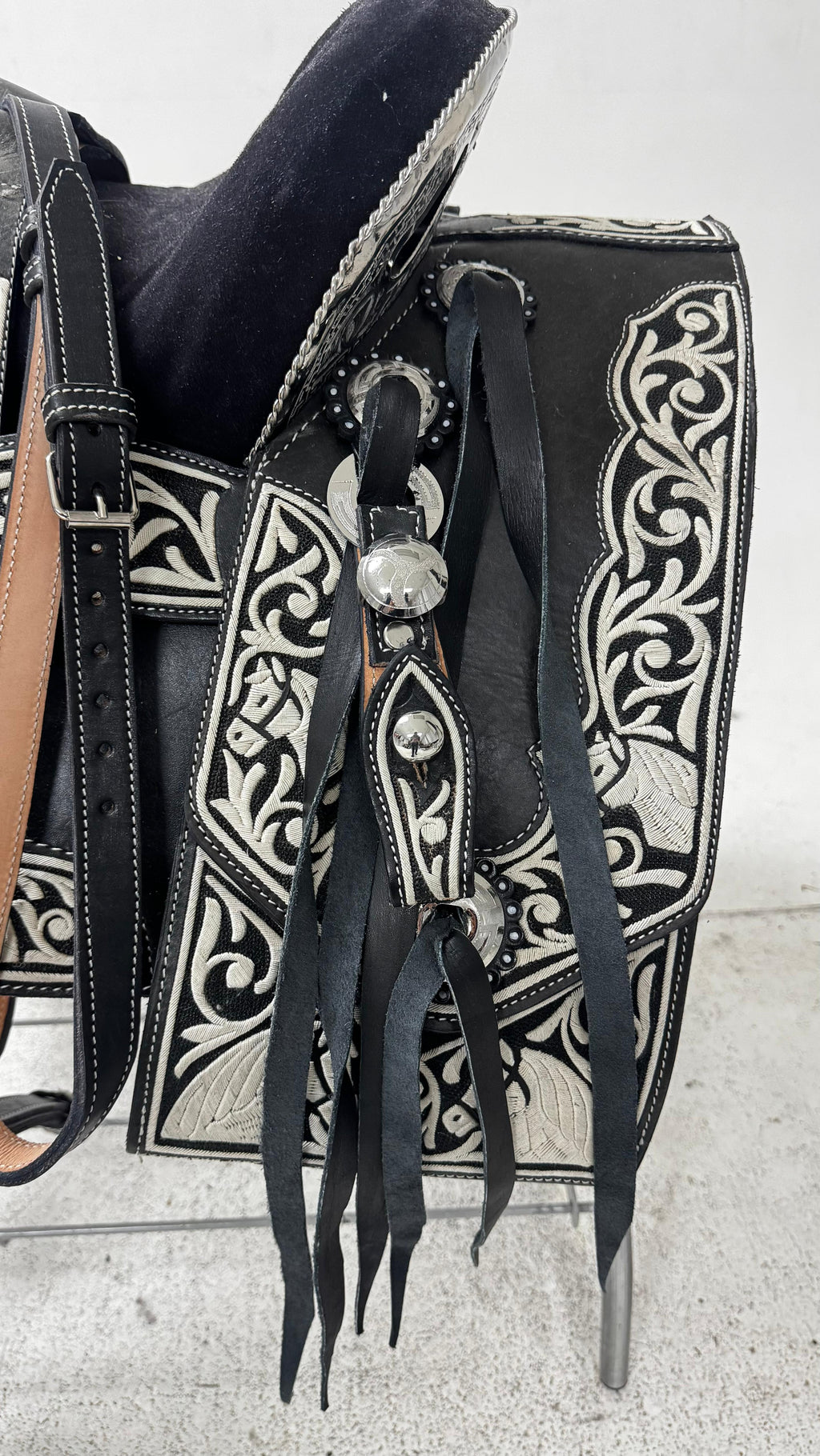 Charro Saddle – Black Piteada/Leather/White Embroidery/Silver (15.5”)
