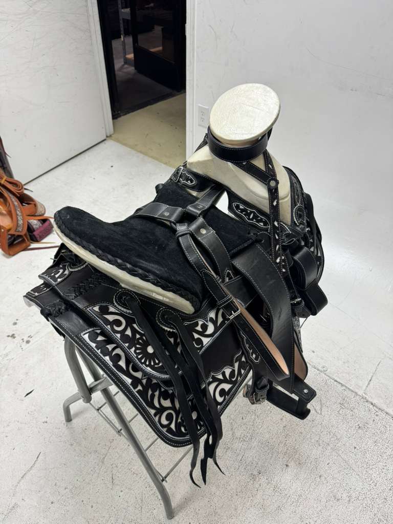 Charro Saddle 15.5” – Black Bordada “Noir II” (Set Completo)