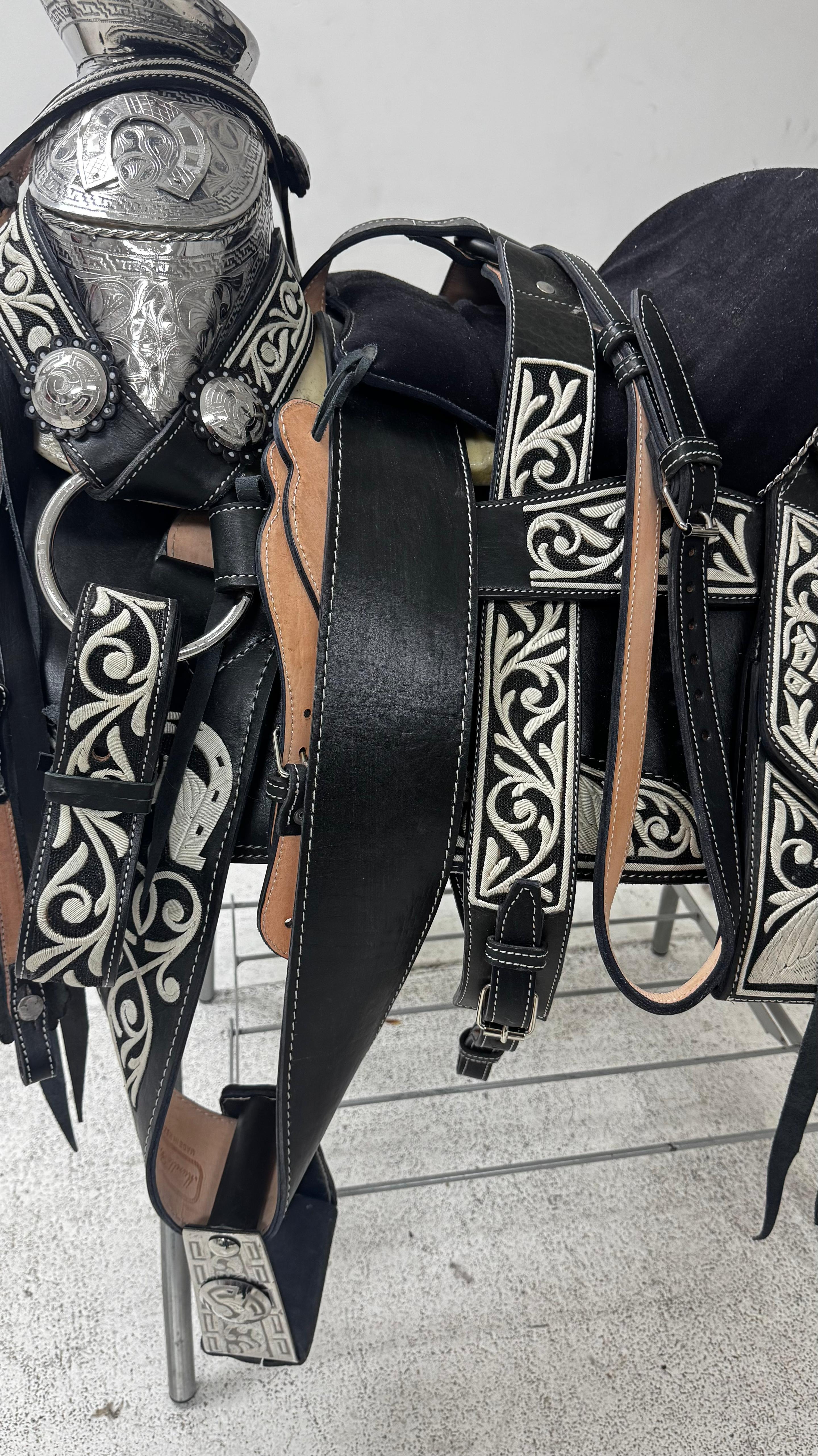 Charro Saddle – Black Piteada/Leather/White Embroidery/Silver (15.5”)
