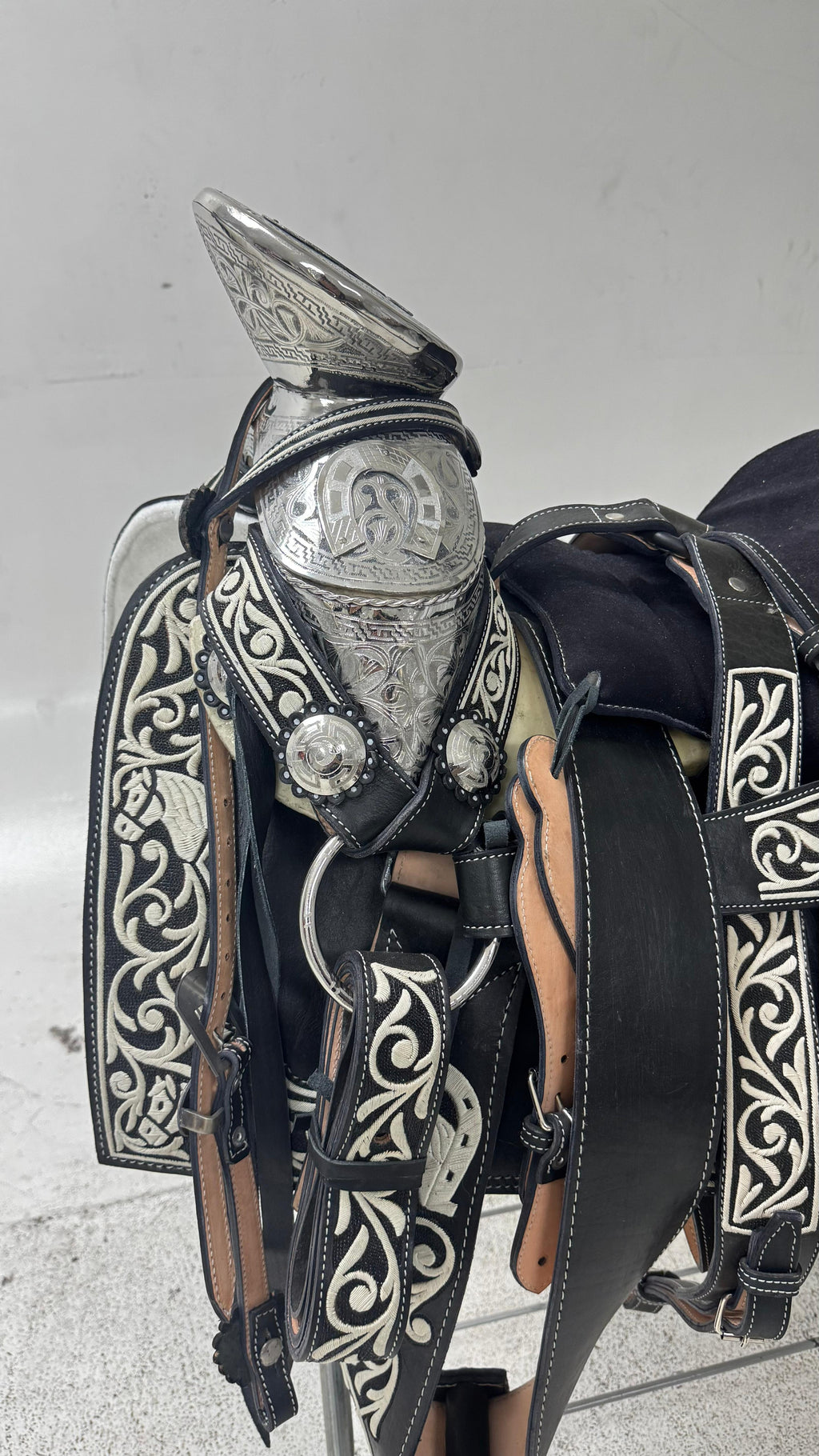Charro Saddle – Black Piteada/Leather/White Embroidery/Silver (15.5”)