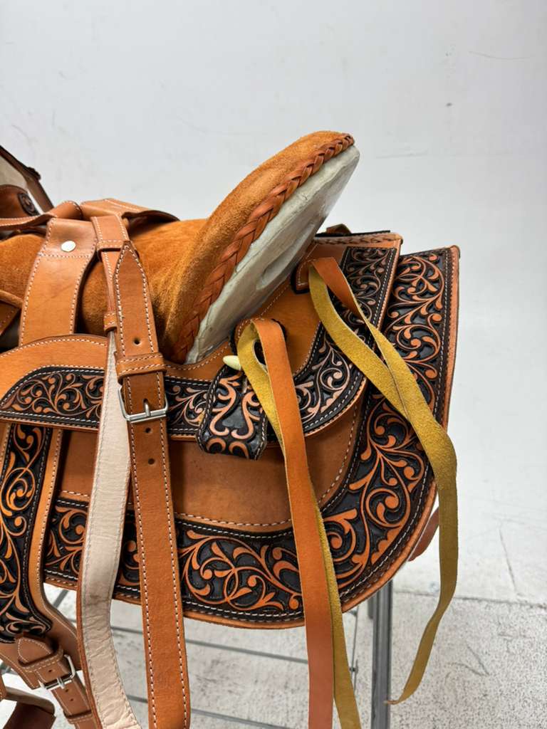 Charro Saddle 15.5” – Tan & Black Bordada “Rancho Viejo” (Set Completo)