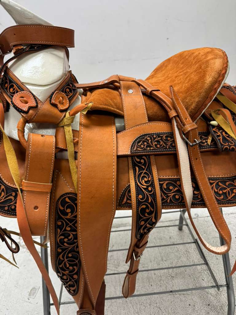Charro Saddle 15.5” – Tan & Black Bordada “Rancho Viejo” (Set Completo)