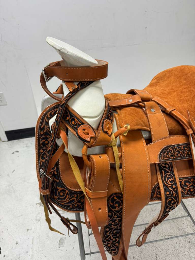 Charro Saddle 15.5” – Tan & Black Bordada “Rancho Viejo” (Set Completo)