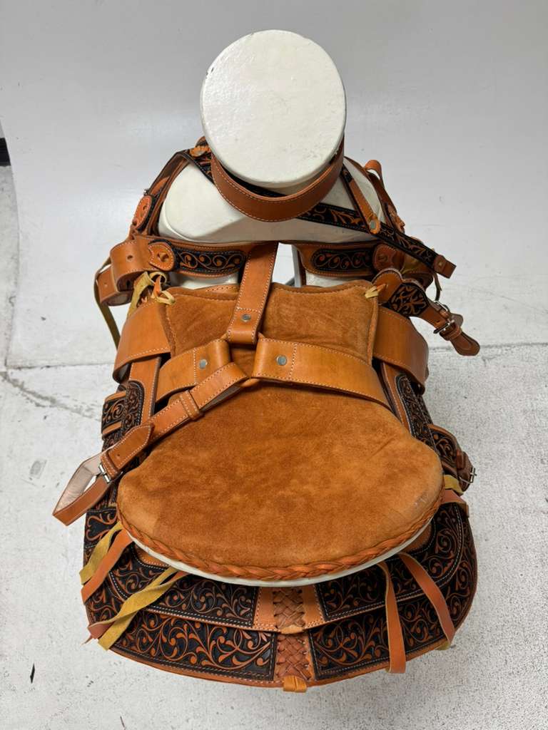 Charro Saddle 15.5” – Tan & Black Bordada “Rancho Viejo” (Set Completo)