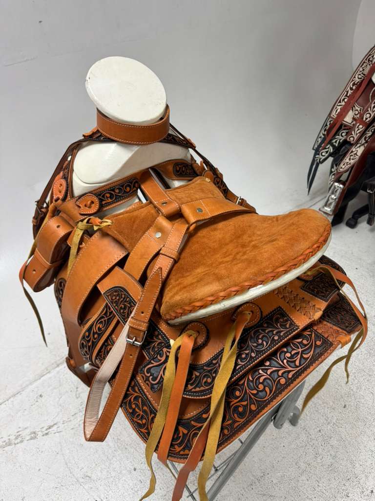 Charro Saddle 15.5” – Tan & Black Bordada “Rancho Viejo” (Set Completo)
