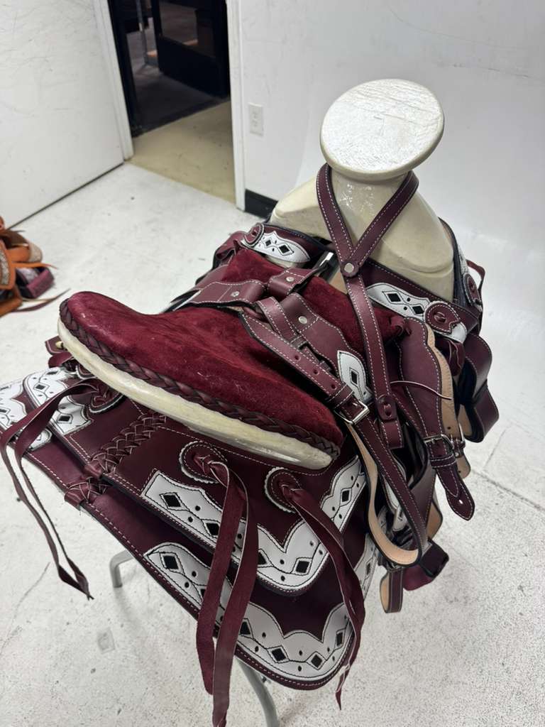 Charro Saddle 15.5” – White & Wine Red Bordada “La Reina” (Set Completo)