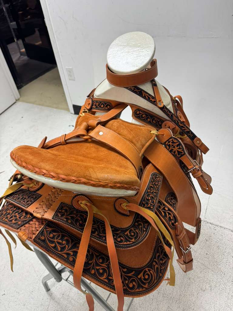Charro Saddle 15.5” – Tan & Black Bordada “Rancho Viejo” (Set Completo)