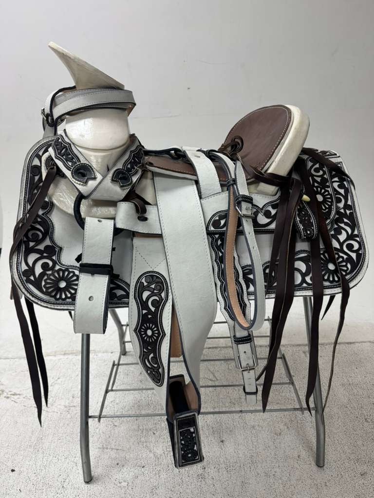 Charro Saddle 15.5” – White & Brown Bordada “Blanca Tierra” (Set Completo)