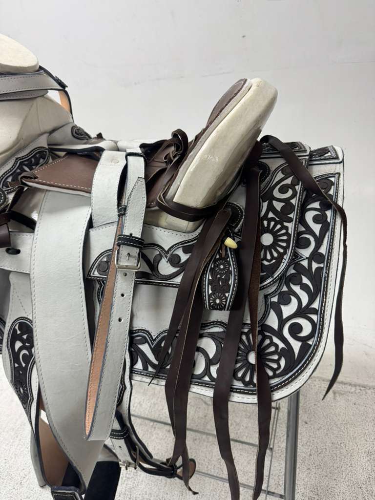 Charro Saddle 15.5” – White & Brown Bordada “Blanca Tierra” (Set Completo)