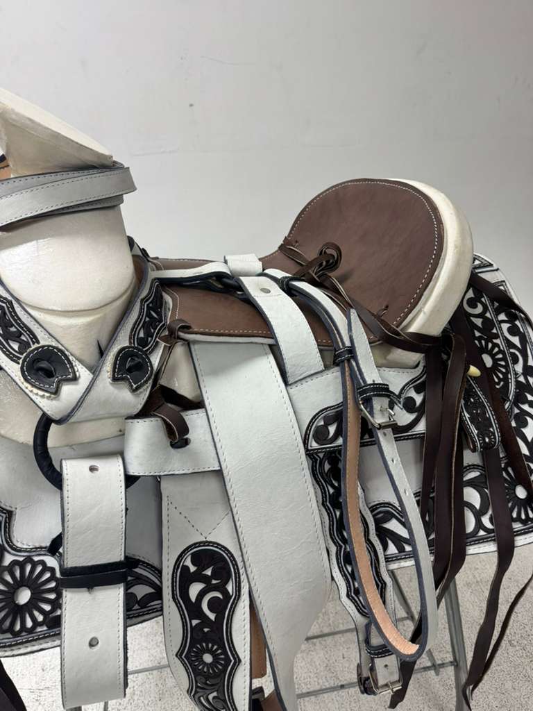 Charro Saddle 15.5” – White & Brown Bordada “Blanca Tierra” (Set Completo)