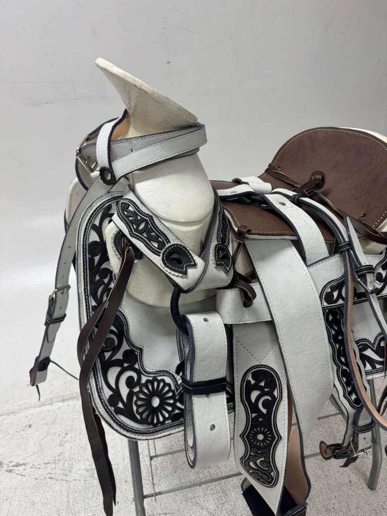 Charro Saddle 15.5” – White & Brown Bordada “Blanca Tierra” (Set Completo)