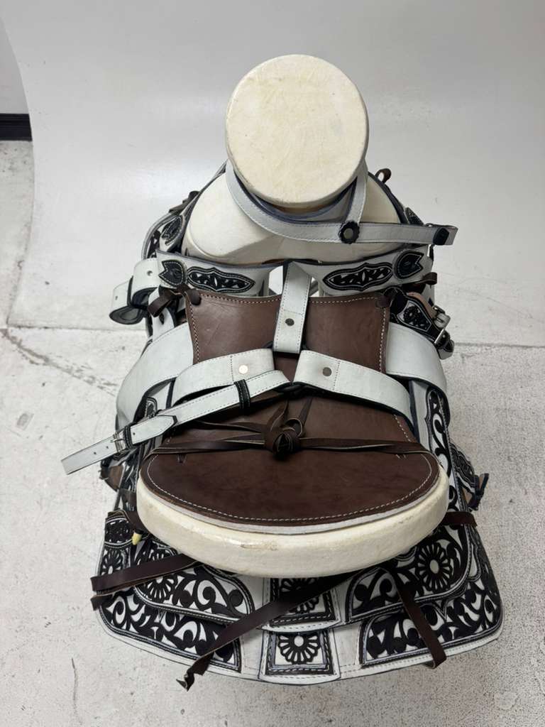 Charro Saddle 15.5” – White & Brown Bordada “Blanca Tierra” (Set Completo)