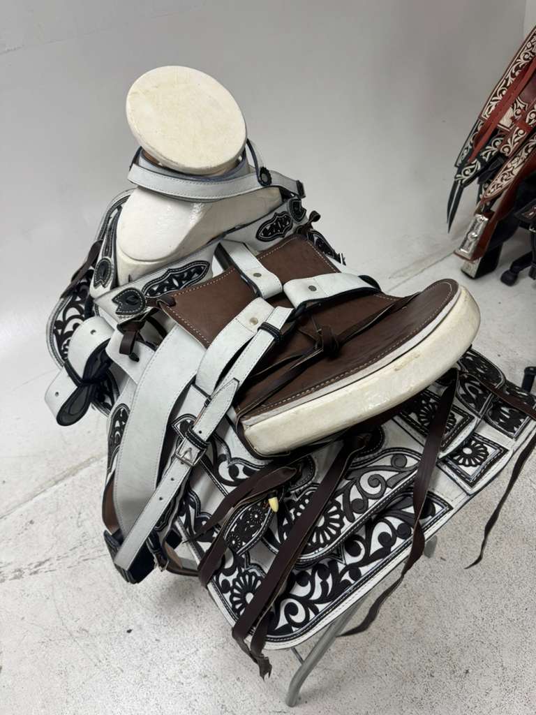 Charro Saddle 15.5” – White & Brown Bordada “Blanca Tierra” (Set Completo)