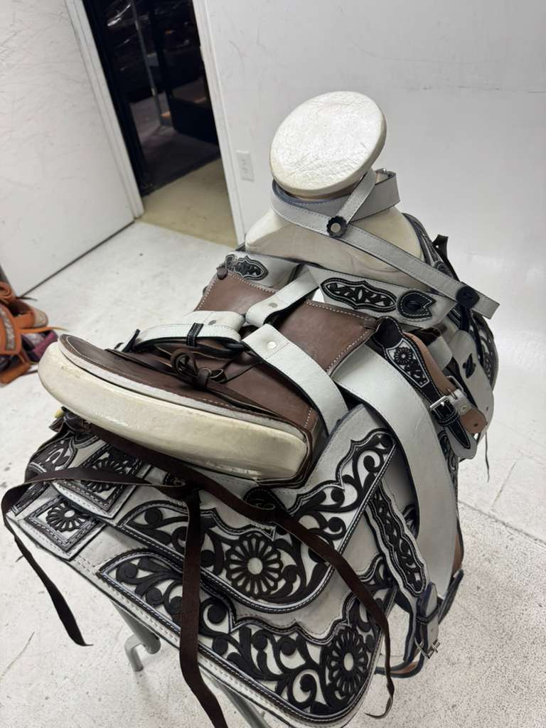 Charro Saddle 15.5” – White & Brown Bordada “Blanca Tierra” (Set Completo)
