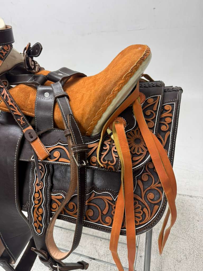 Charro Saddle 15.5” – Café Imperial Bordada (Set Completo)