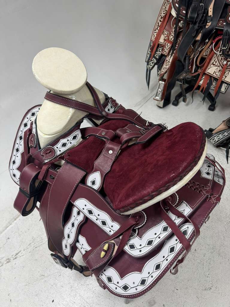 Charro Saddle 15.5” – White & Wine Red Bordada “La Reina” (Set Completo)