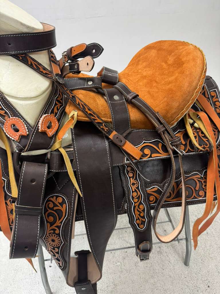 Charro Saddle 15.5” – Café Imperial Bordada (Set Completo)