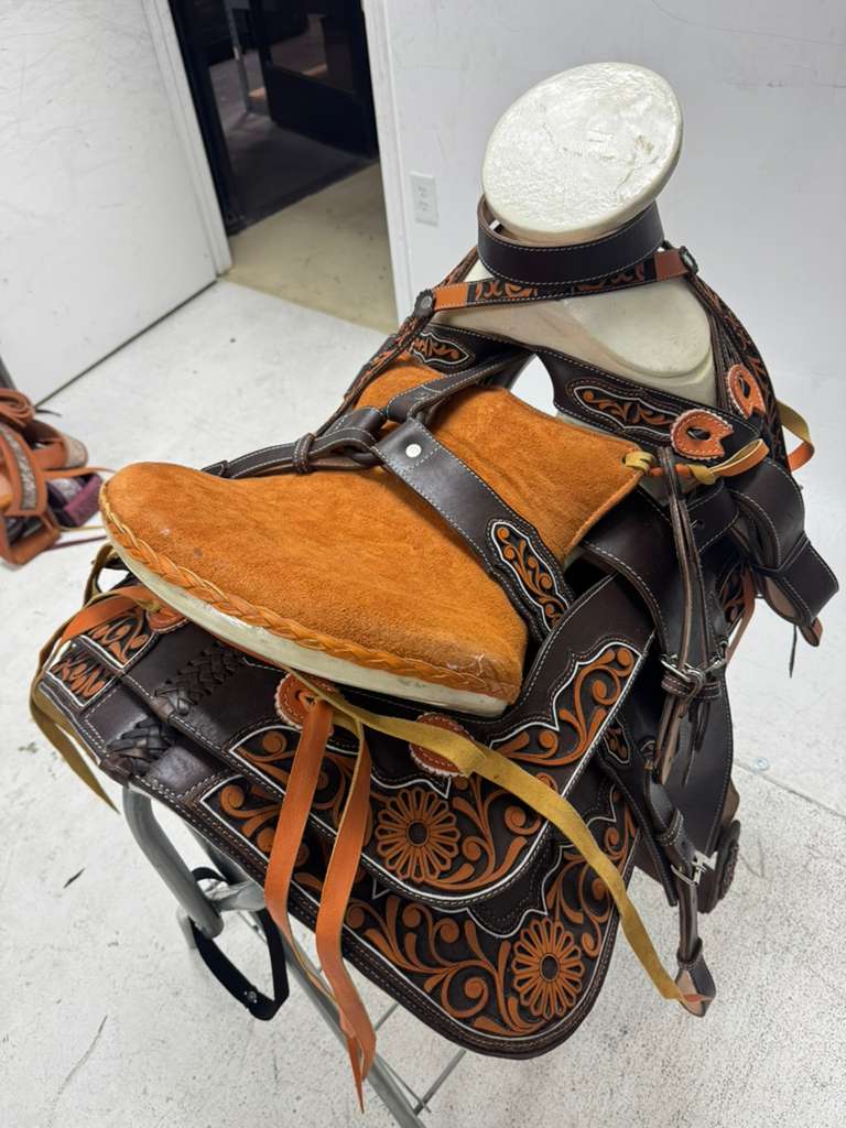 Charro Saddle 15.5” – Café Imperial Bordada (Set Completo)