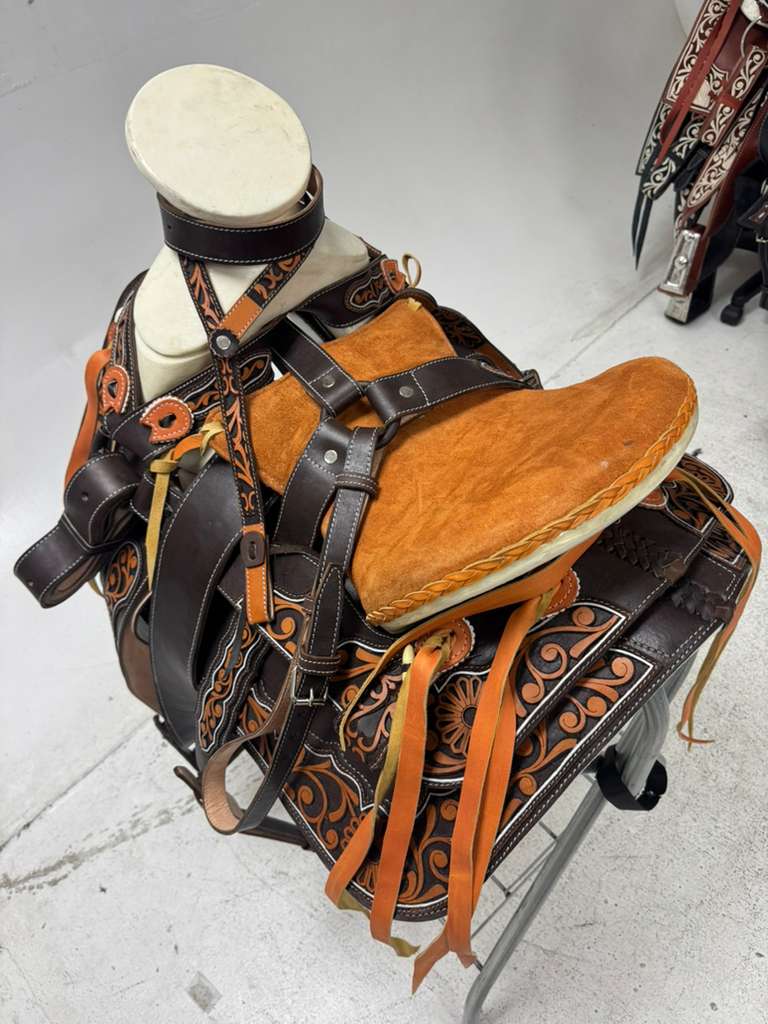 Charro Saddle 15.5” – Café Imperial Bordada (Set Completo)