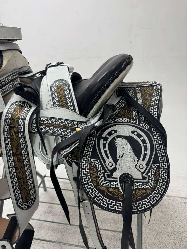 Charro Saddle 15.5” – Imperio Real Bordada (Caballo Edition) – Set Completo