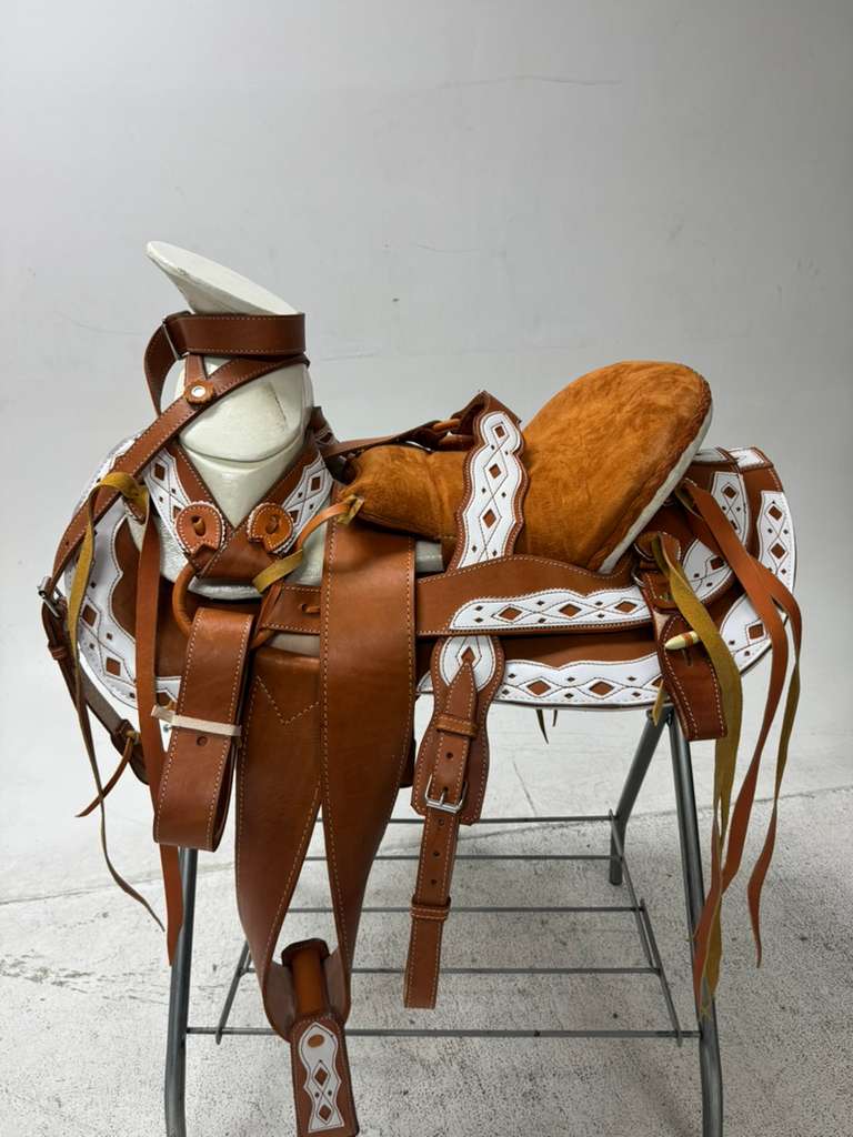 Charro Saddle 15.5” – Tan & White Bordada “El Ranchero” (Set Completo)