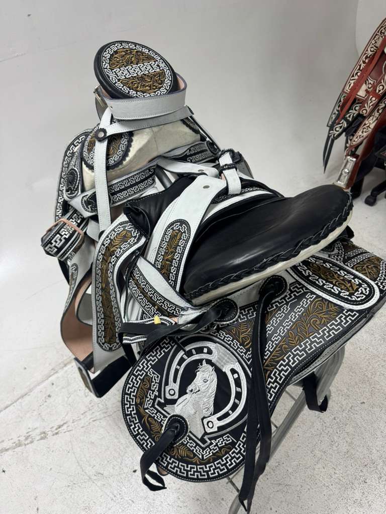 Charro Saddle 15.5” – Imperio Real Bordada (Caballo Edition) – Set Completo