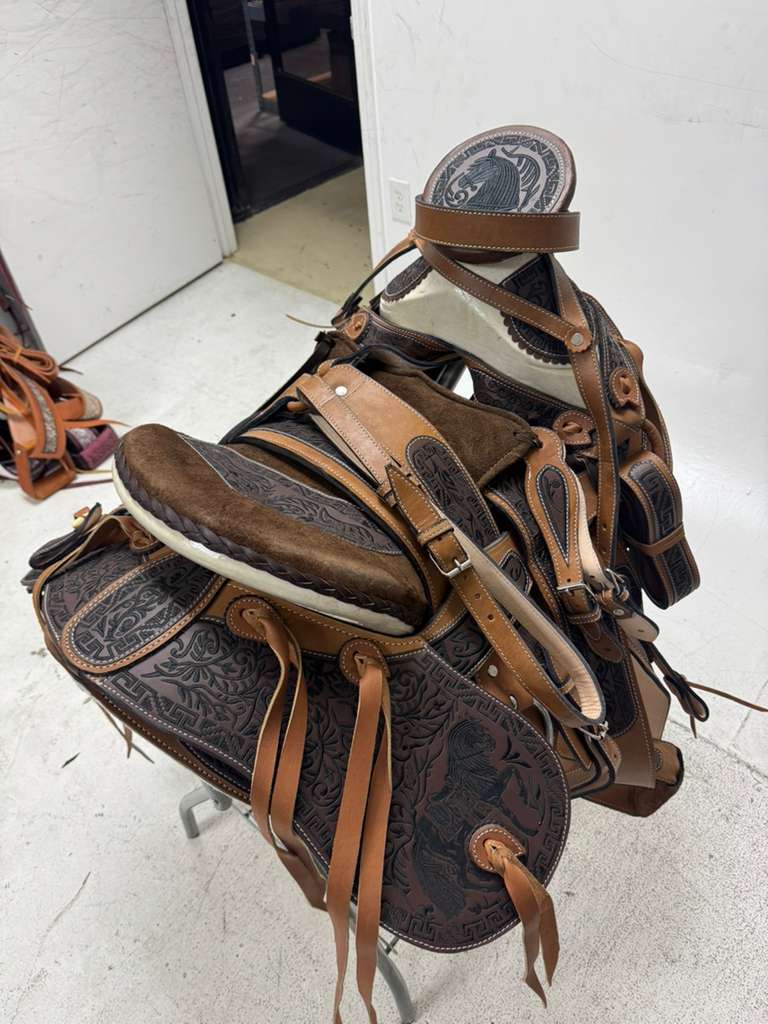 Charro Saddle 15.5” – Tierra Noble Bordada (Caballo Edition) – Set Completo