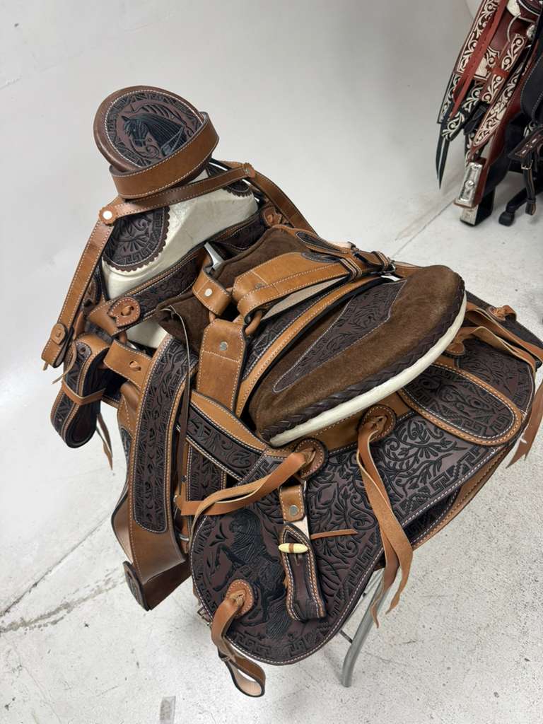 Charro Saddle 15.5” – Tierra Noble Bordada (Caballo Edition) – Set Completo