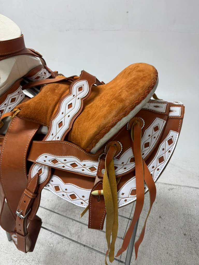 Charro Saddle 15.5” – Tan & White Bordada “El Ranchero” (Set Completo)