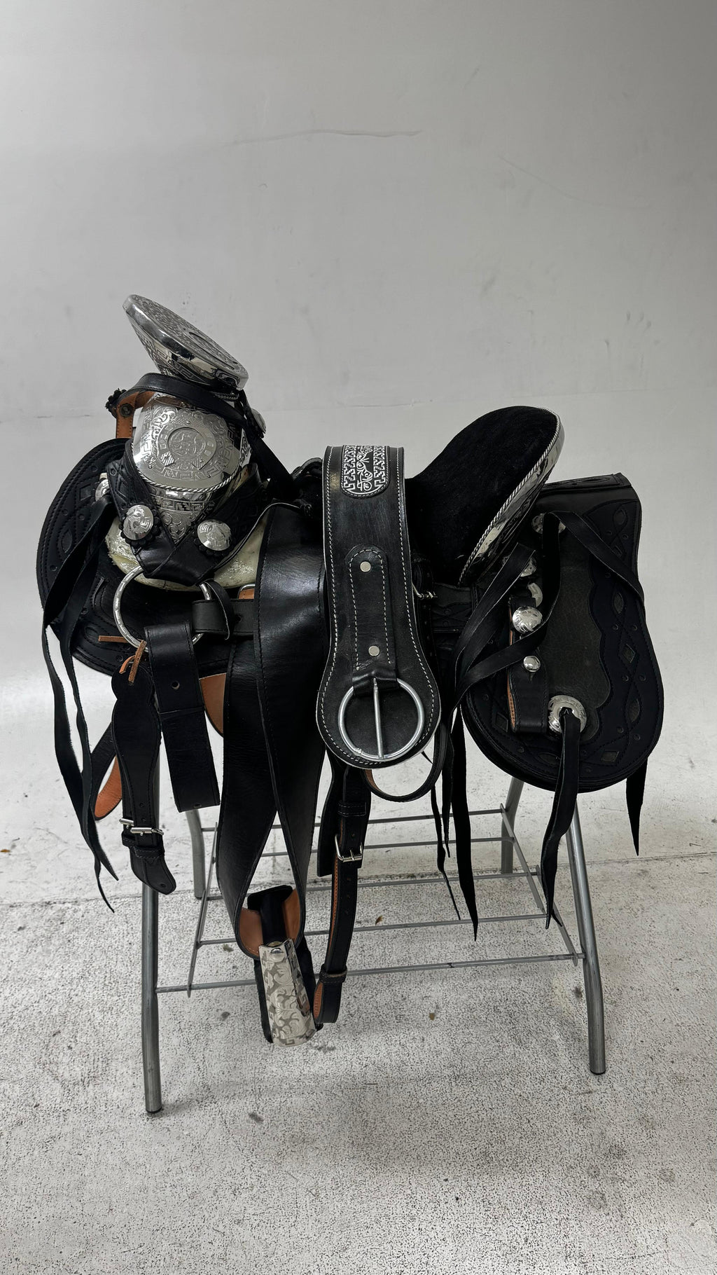 Charro Saddle – Black Leather with Silver Engraved Accents & Bordada Detailing (15.5”) (“El Toro”)