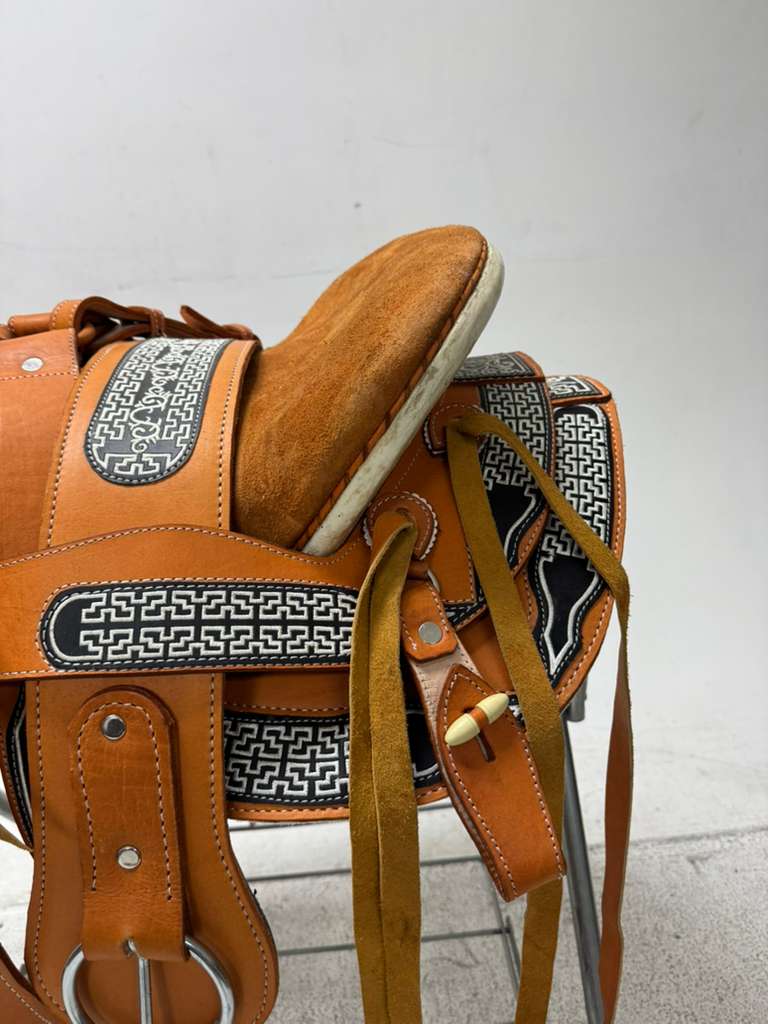 Charro Saddle 15.5” – Miel Dorado Bordada (Greca Edition) – Set Completo