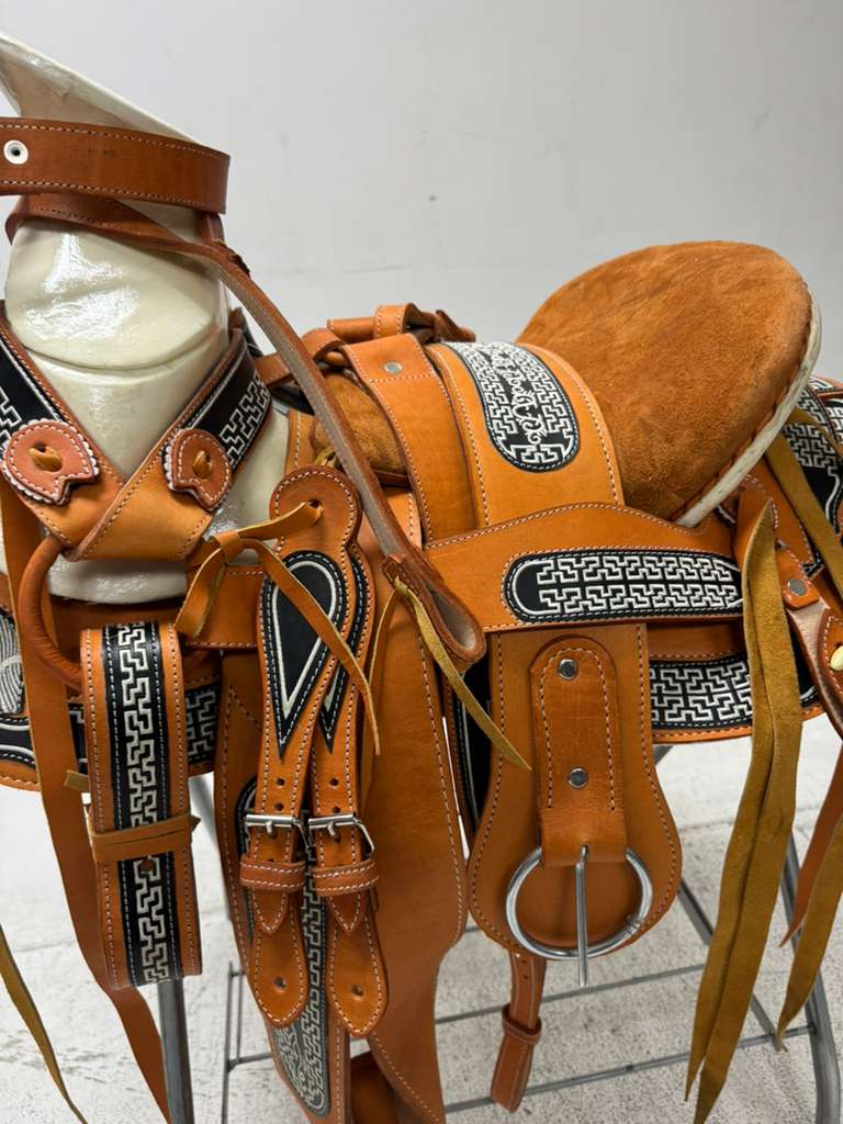 Charro Saddle 15.5” – Miel Dorado Bordada (Greca Edition) – Set Completo