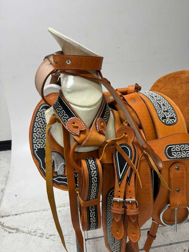 Charro Saddle 15.5” – Miel Dorado Bordada (Greca Edition) – Set Completo