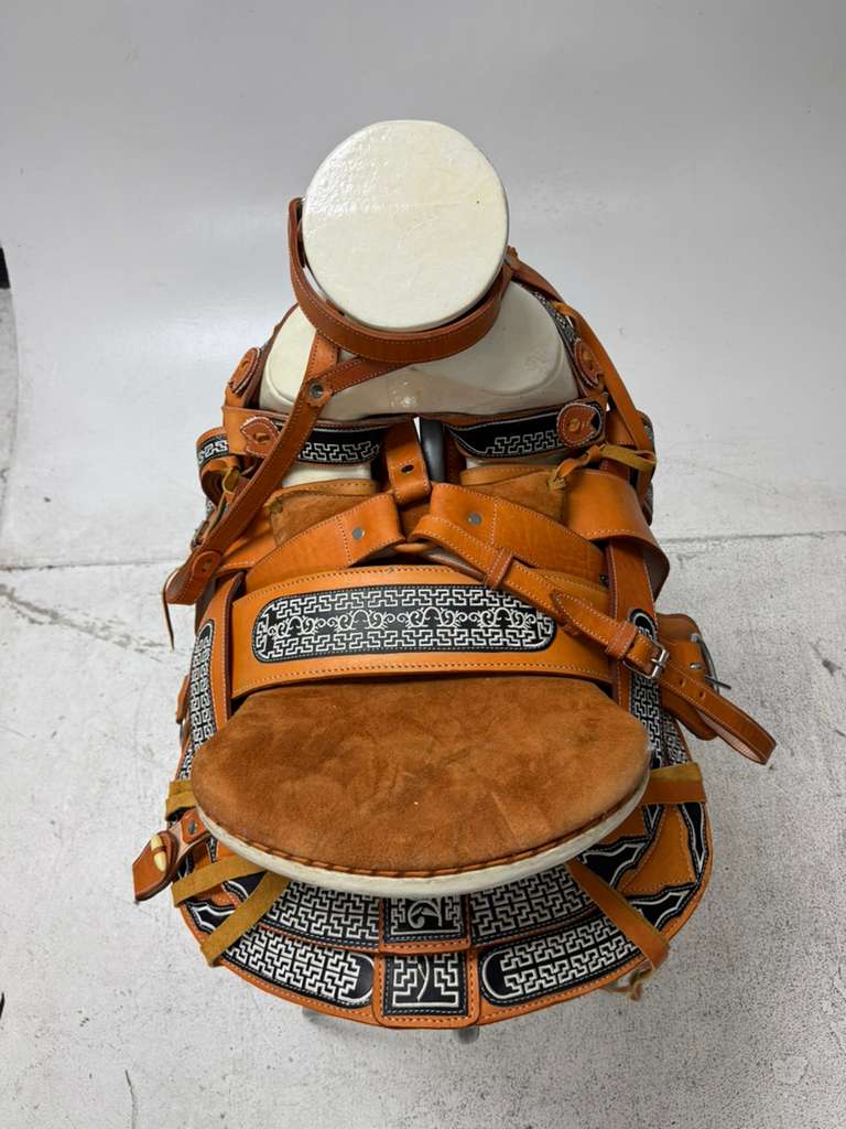 Charro Saddle 15.5” – Miel Dorado Bordada (Greca Edition) – Set Completo