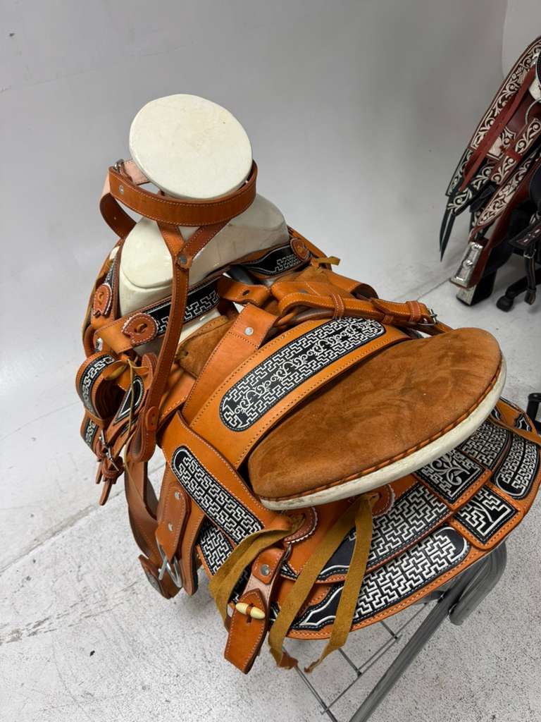 Charro Saddle 15.5” – Miel Dorado Bordada (Greca Edition) – Set Completo